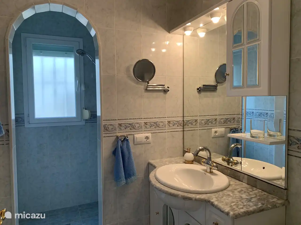 2. Badezimmer im Erdgeschoss mit Dusche, WC und Waschbecken