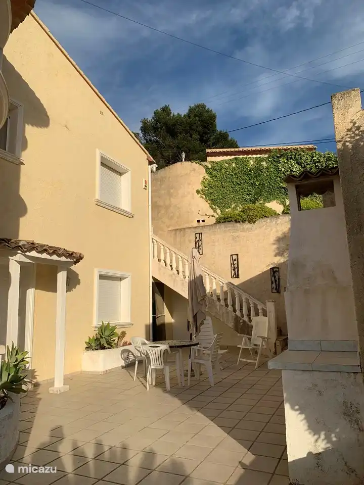 Gästehaus mit großzügiger Terrasse und Zugang zum mediterranen Garten