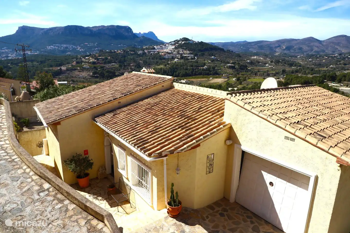 Blick auf den Eingang zum Haus und die Umgebung