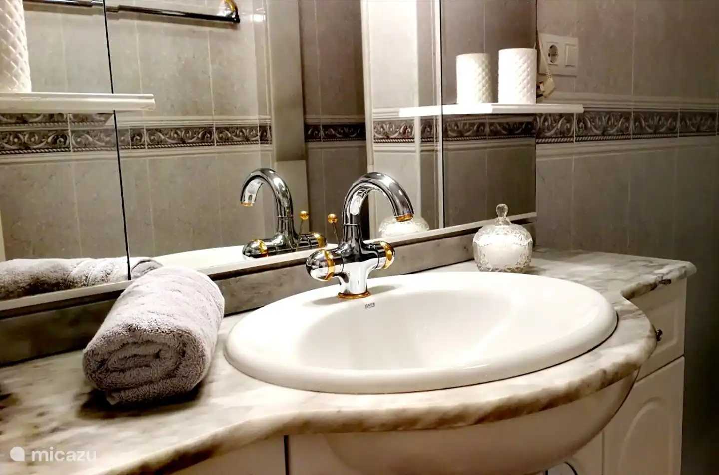 Gästebad mit Waschbecken, Dusche und Toilette