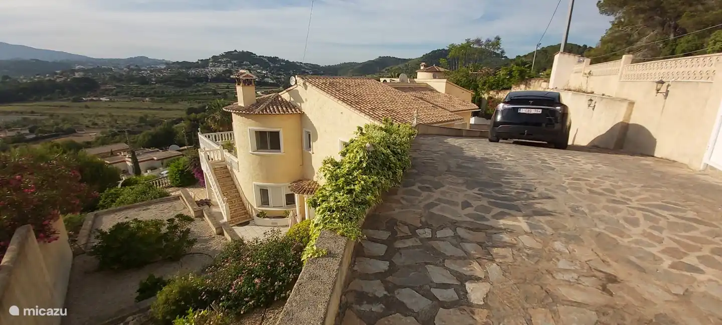 Geräumige Einfahrt mit geschlossenem Tor und Platz zum Parken von 2 Autos