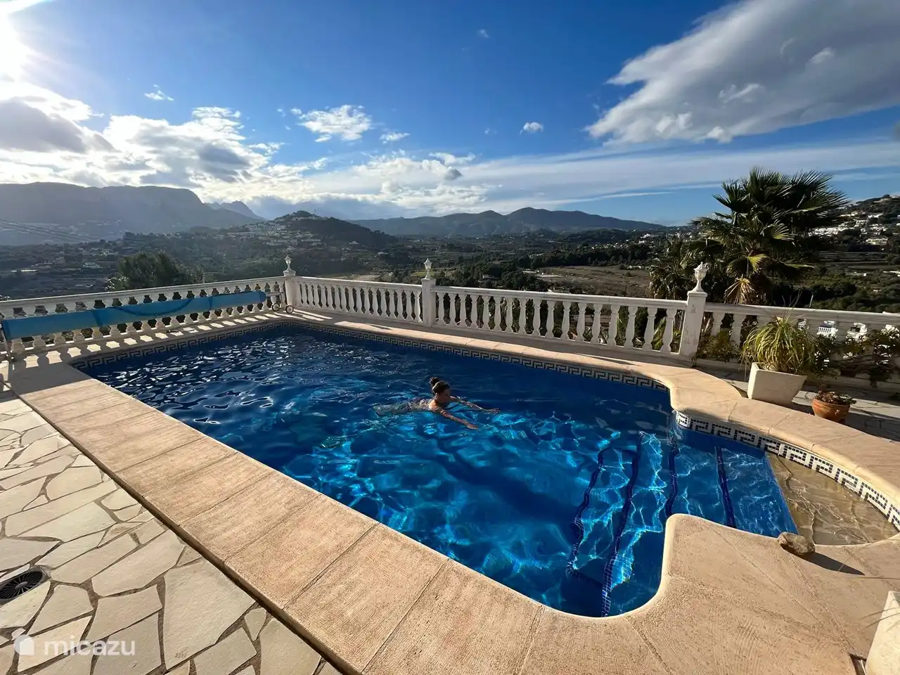 Ein erfrischendes Bad im Pool (tt. 14.3.2023)