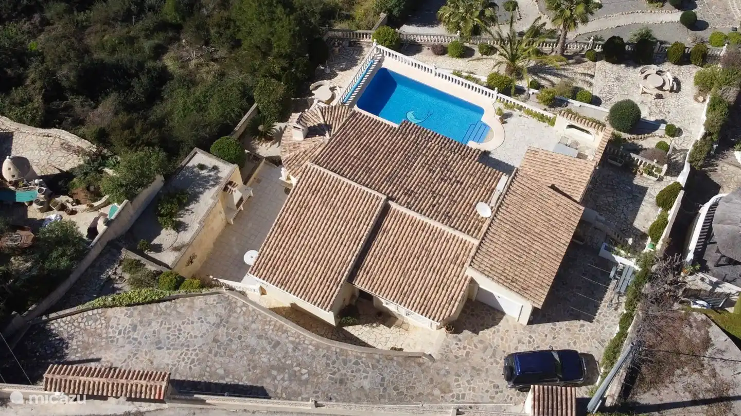 Drohnenansicht der Vorderseite der Villa