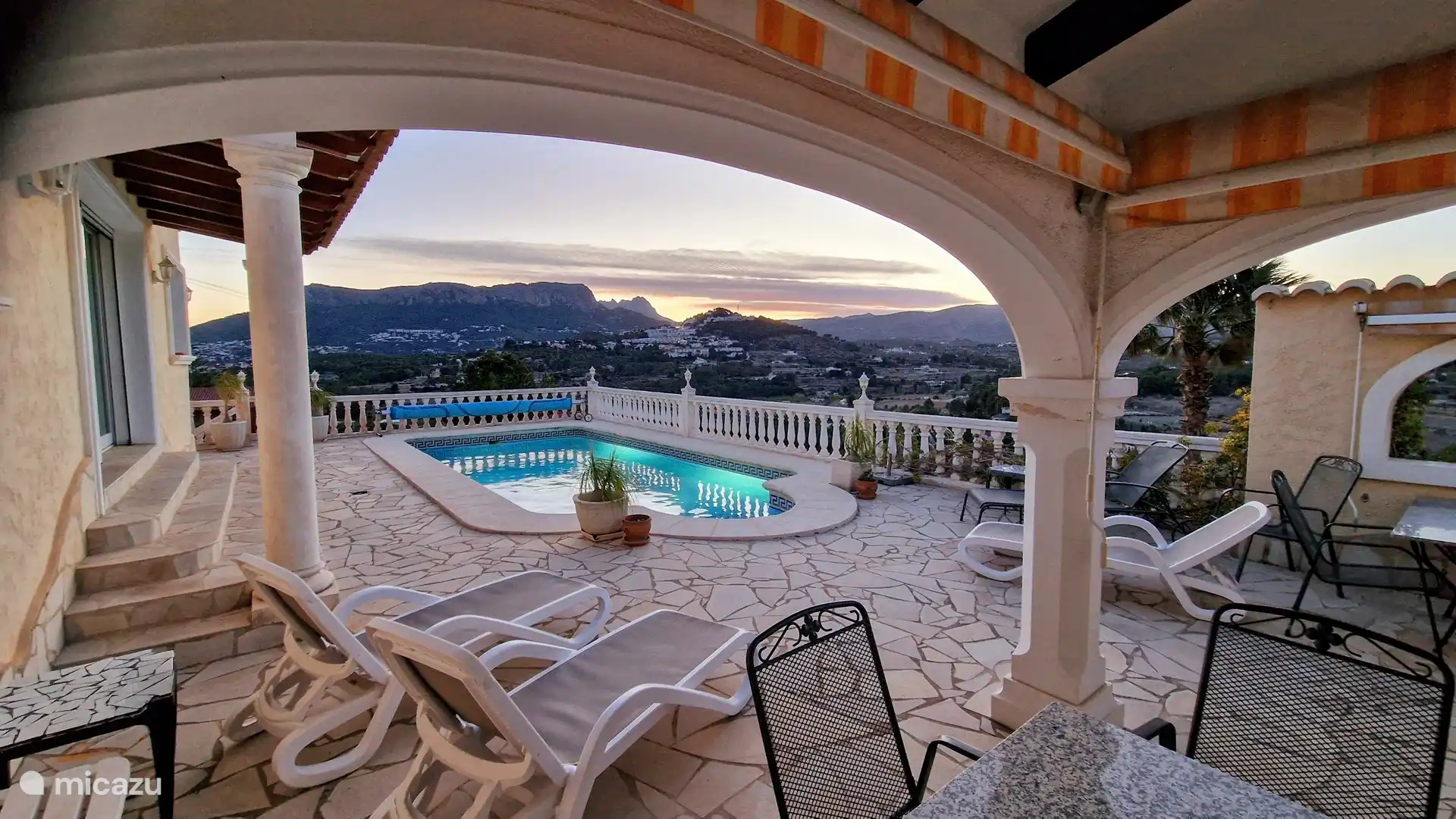 Überdachte Terrasse mit Ventilator und Markisen 