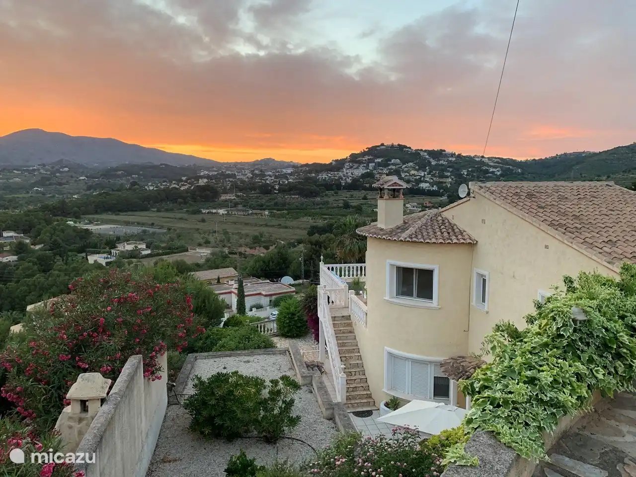 Blick vom Eingangstor auf das Haus und die Umgebung