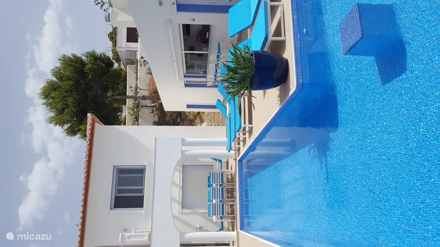 Poolbereich mit verschiedenen Entspannungsbereichen