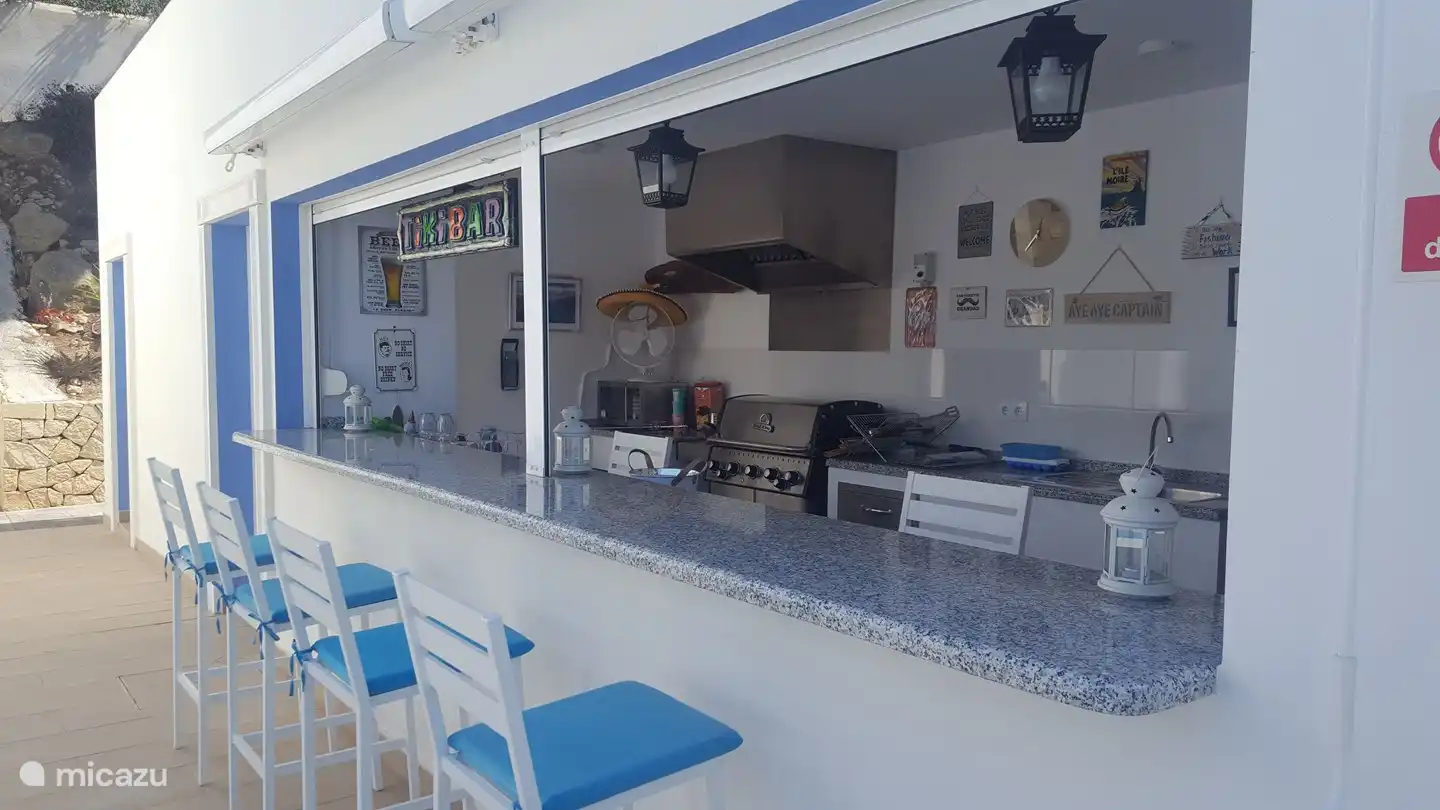 Bar mit Sommerküche