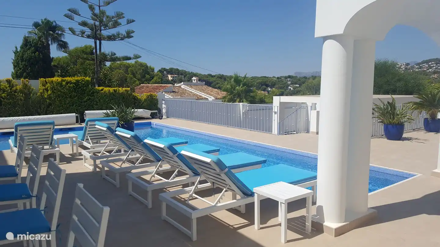 Swimmingpool und Liegebereich