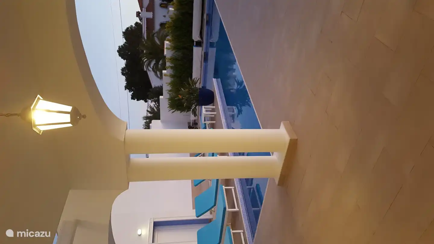 Überdachter Loungebereich im Freien mit Blick auf den Pool