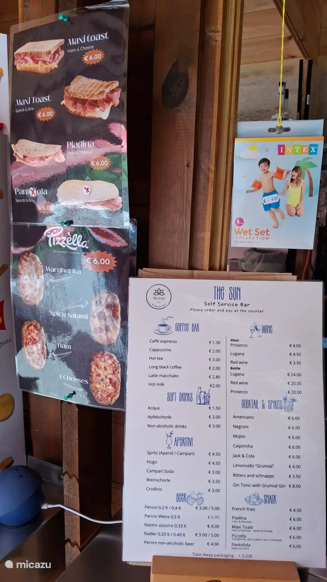 Der Kiosk am Pool verkauft kleine Snacks und Getränke.