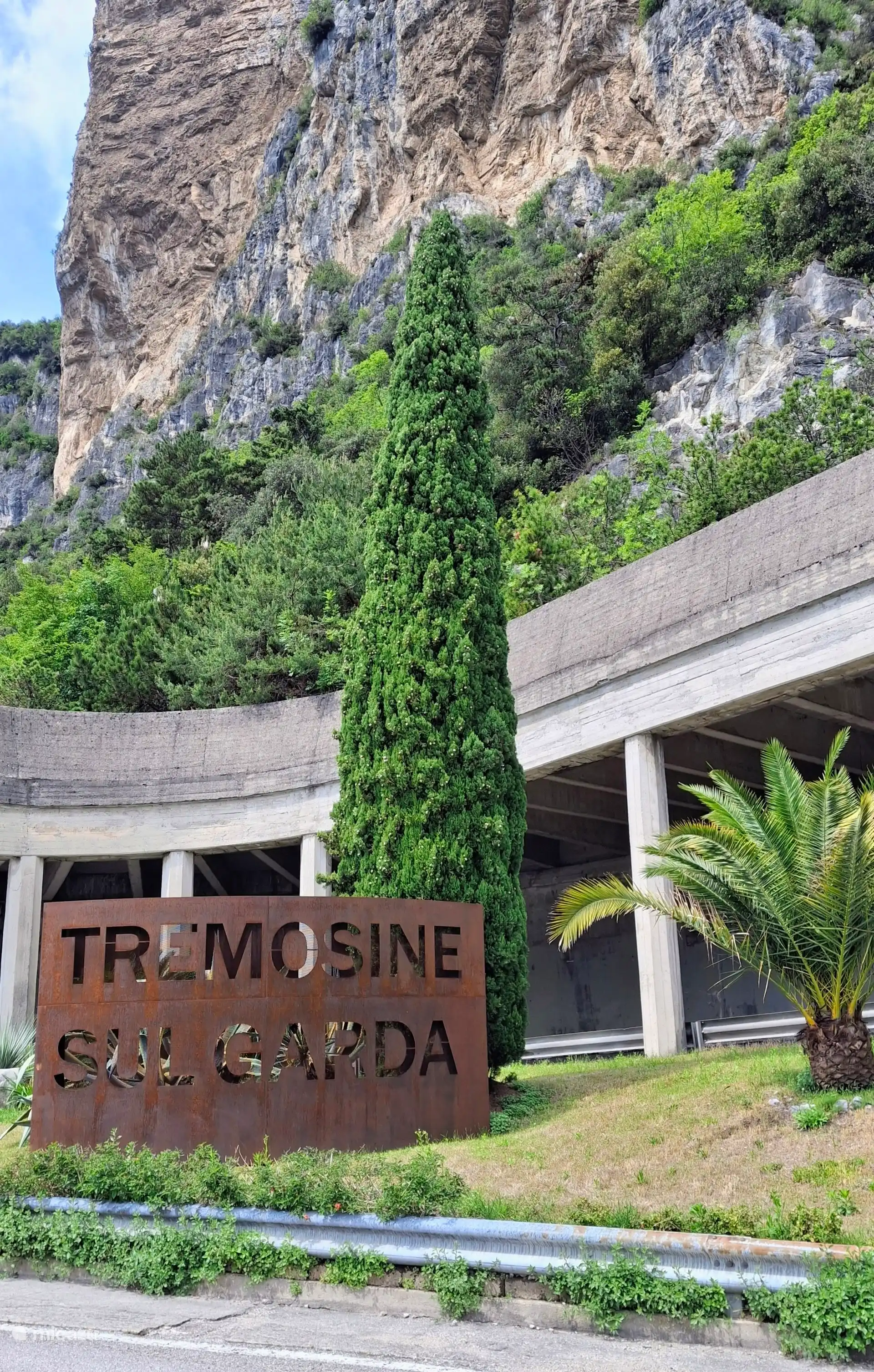 Strada della Forra. Von Tremosine aus fährt man hoch. Atemberaubend schön, und viele Autofahrer halten regelmäßig an, um Fotos von all dieser Schönheit zu machen. Du musst diese Straße schon einmal gefahren sein.