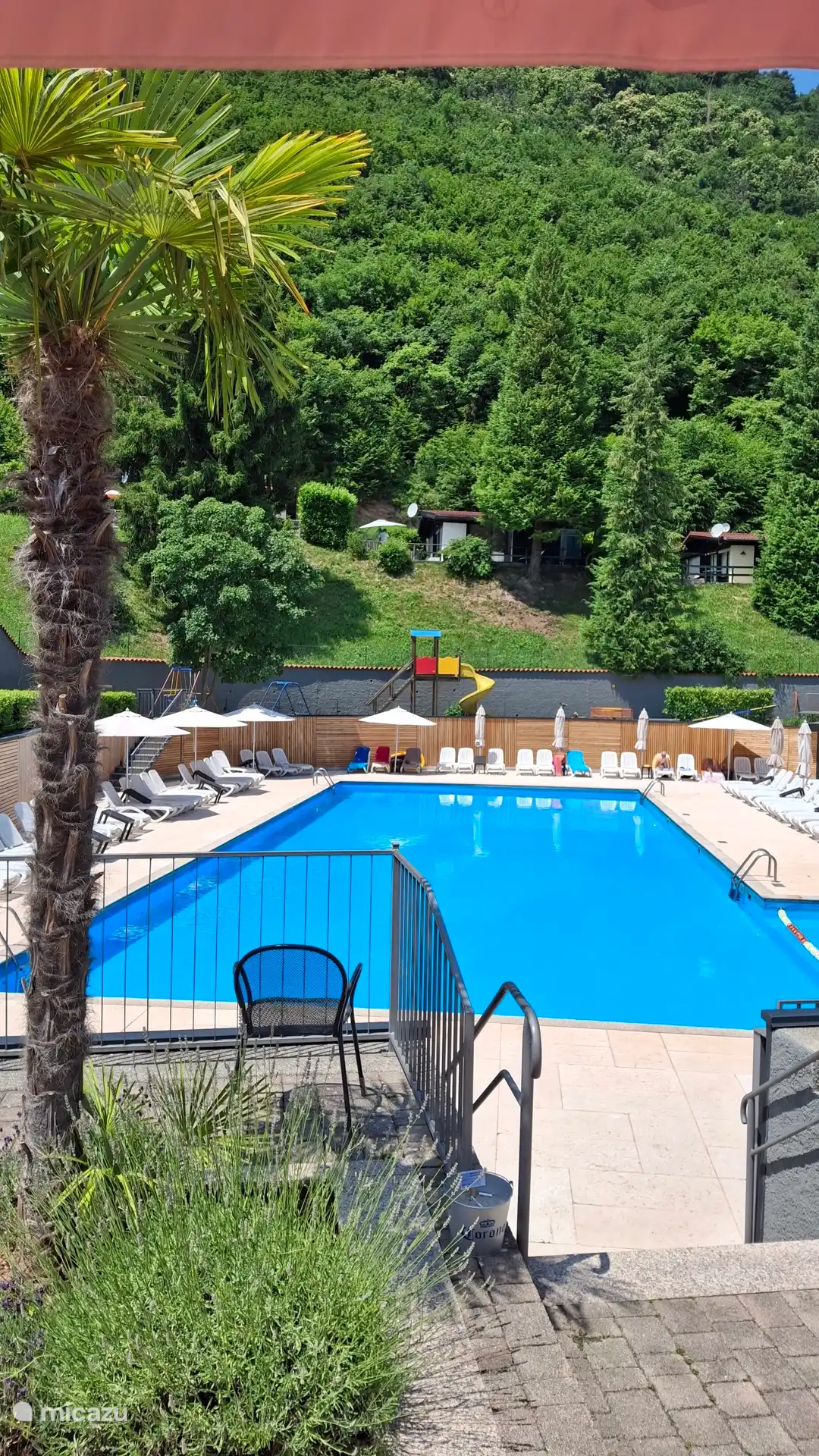La piscina se encuentra en la parte superior del parque y cerca del bungalow.
