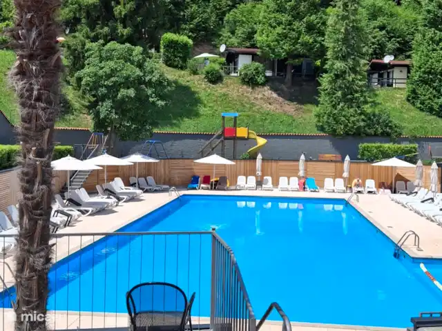 Tignale sunclass bungalow Sole | Italie, Lac de Garde, Tignale - bungalow La piscine est située en haut du parc et à proximité du bungalow.