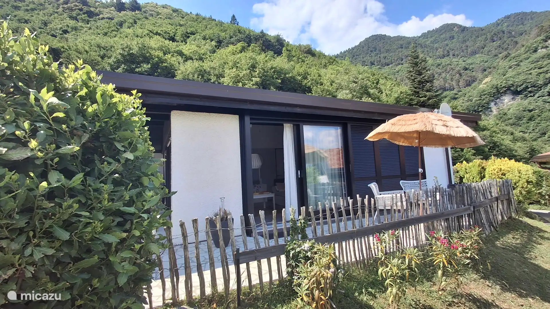 Zijterras met uitzicht op de Monte Baldo bergen en het gardameer 