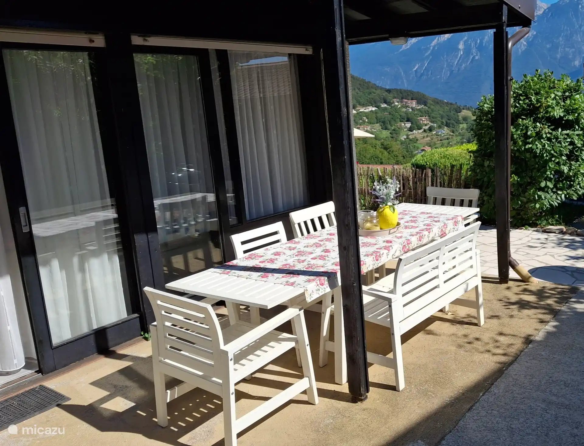 El bungalow trasero tiene una terraza cubierta con mesa de comedor para 6 personas. Hay una barbacoa Weber XL y hay 4 tumbonas.