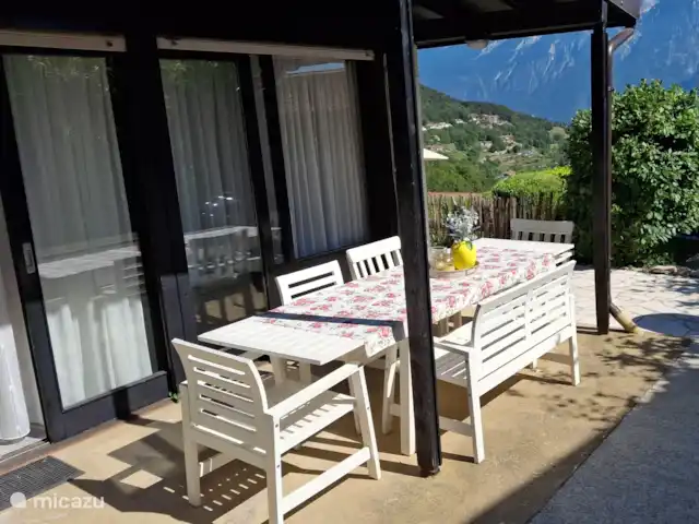 Tignale sunclass bungalow Sole | Italie, Lac de Garde, Tignale - bungalow Le bungalow arrière dispose d’une terrasse couverte avec table à manger pour 6 personnes. Il y a un barbecue Weber XL et il y a 4 chaises longues.