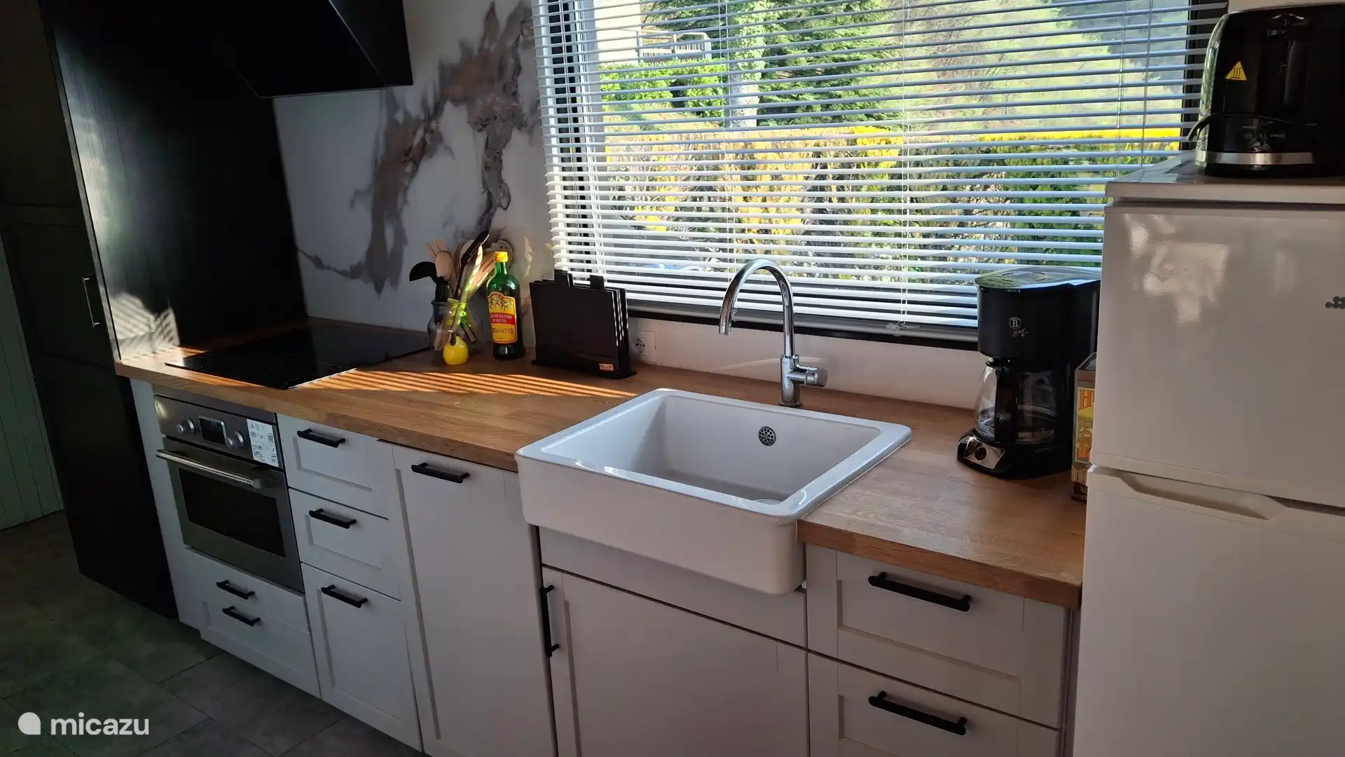 Cocina (2024) con lavavajillas, horno combinado, microondas, placa de inducción y máquina de filtro de café