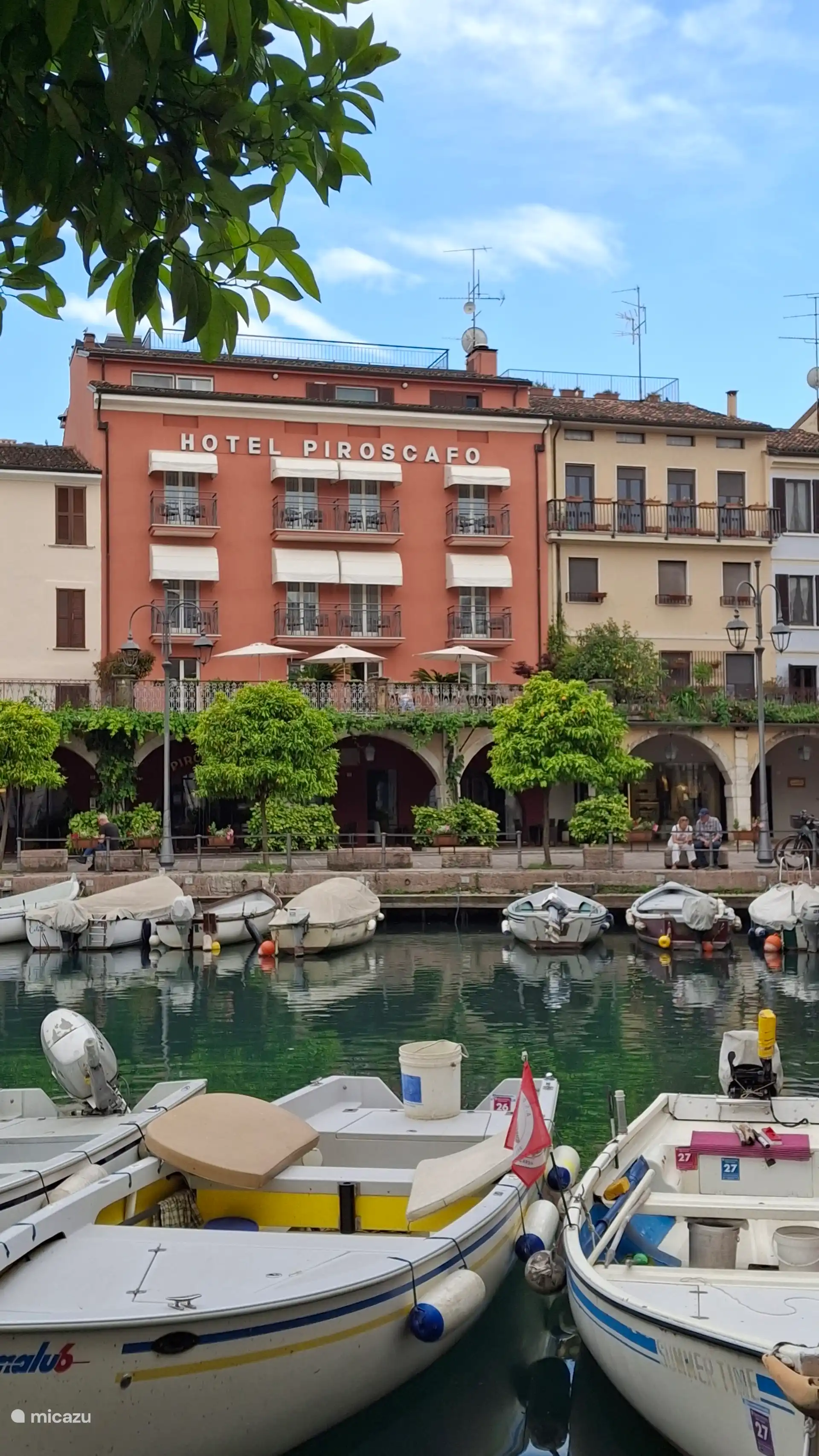 Der Hafen von Limone mit seinen zahlreichen Geschäften und Restaurants. 