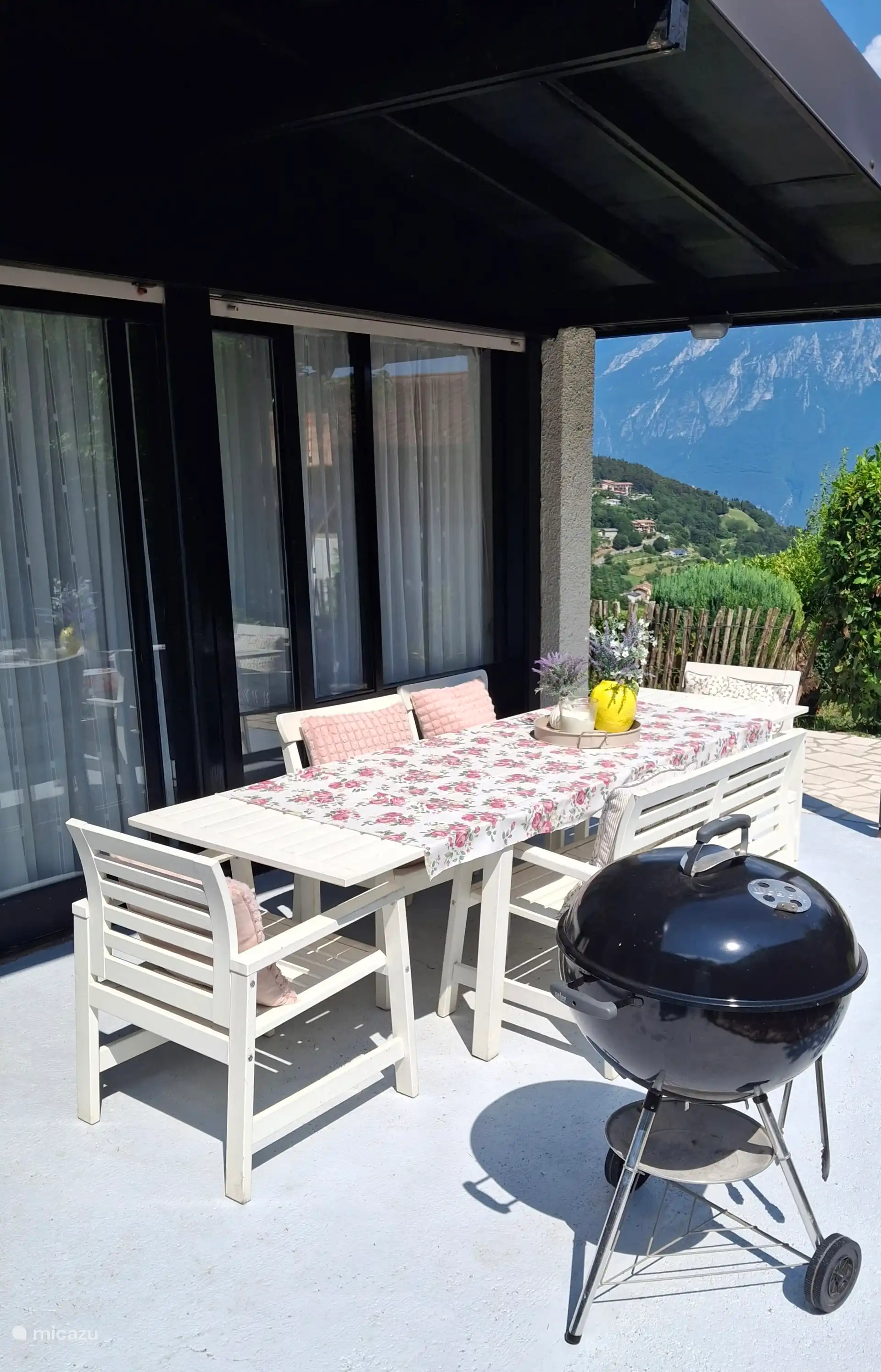De achteruin heeft een overkapping waar je heerlijk tot in de late uurtjes onder kunt zitten. Er zijn o.a. 4 ligbedden, grote eettafel met 6 stoelen, 1 kinderstoeltje een xl Weber barbeque aanwezig