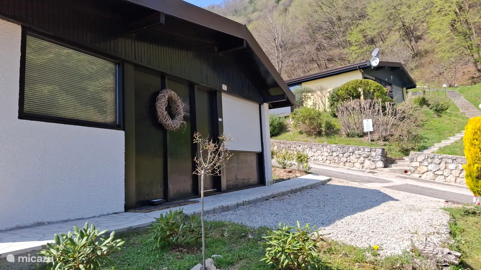 Como uno de los pocos propietarios de bungalows, disponemos de una plaza de aparcamiento privada. 