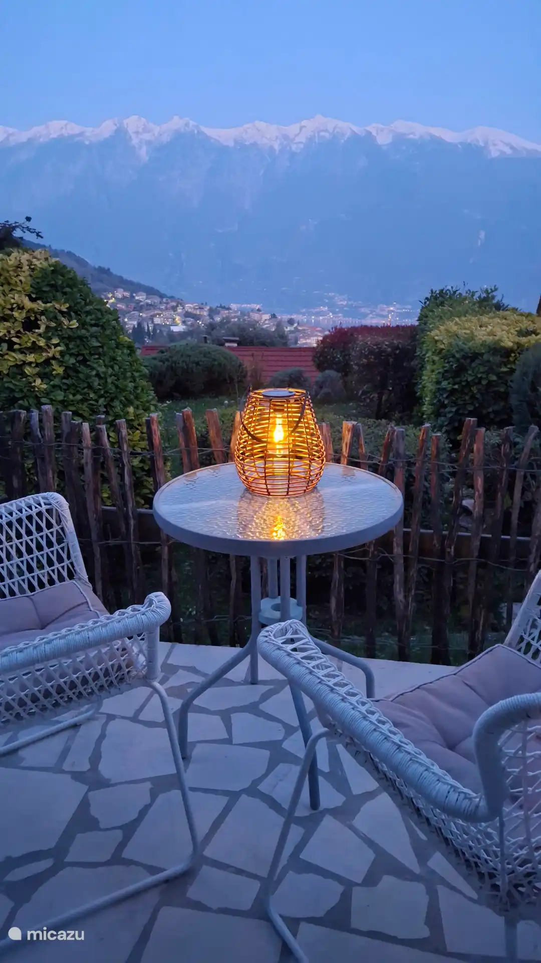 Terraza lateral por la noche