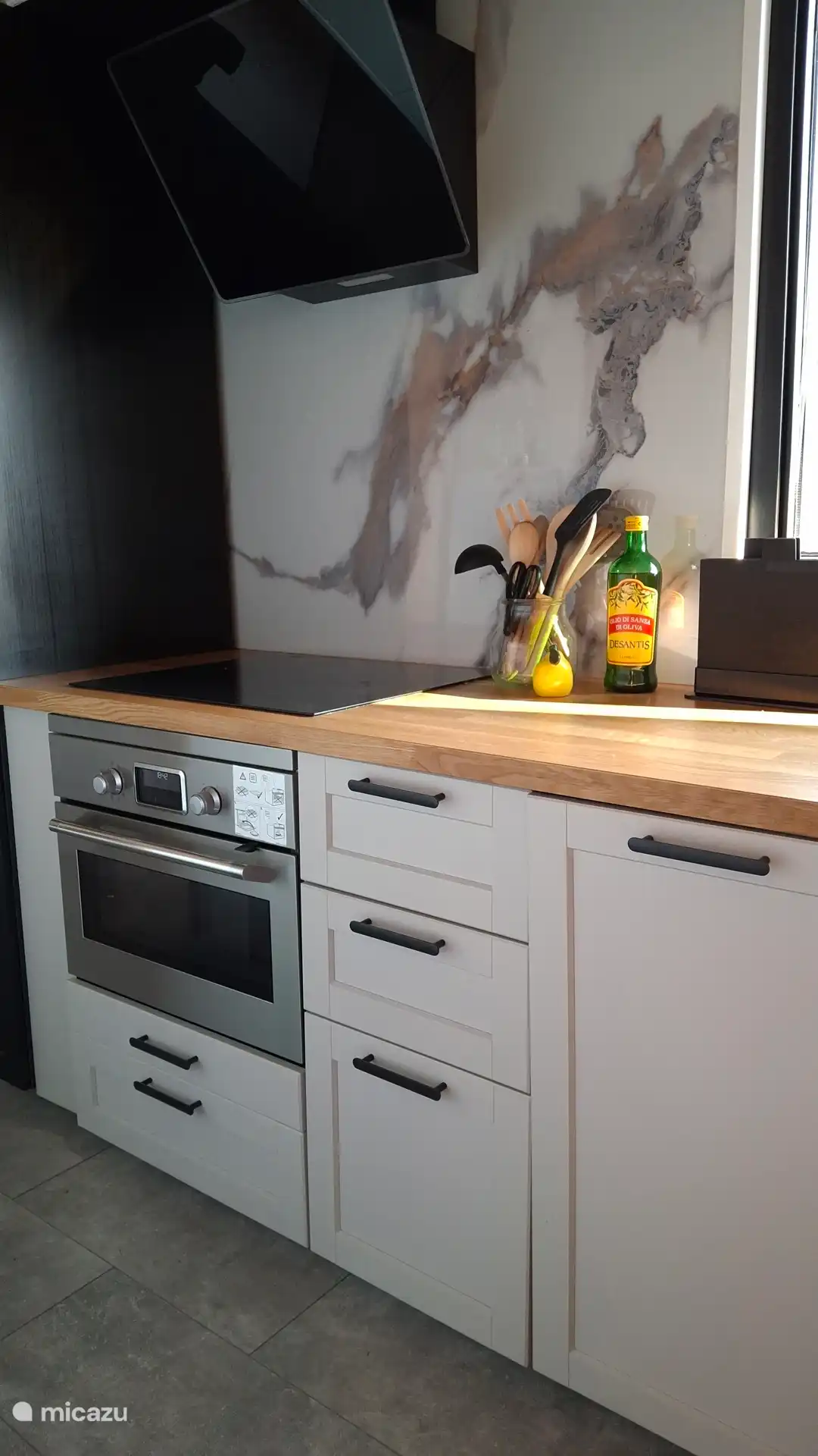 Cocina con placa de inducción y horno combinado microondas