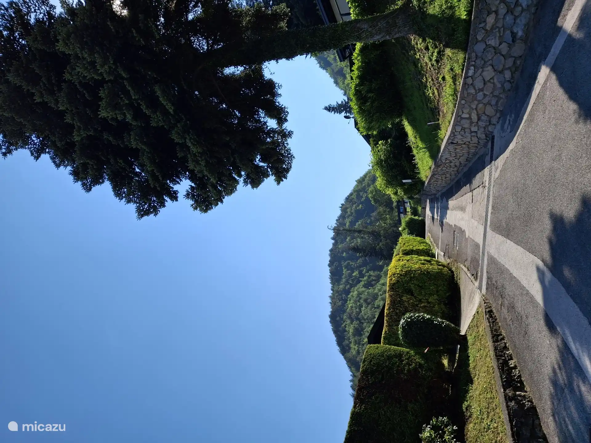 La carretera en la que se encuentra nuestro bungalow. El parque está ubicado en lo alto de una montaña, por lo que tiene una hermosa vista del lago. 