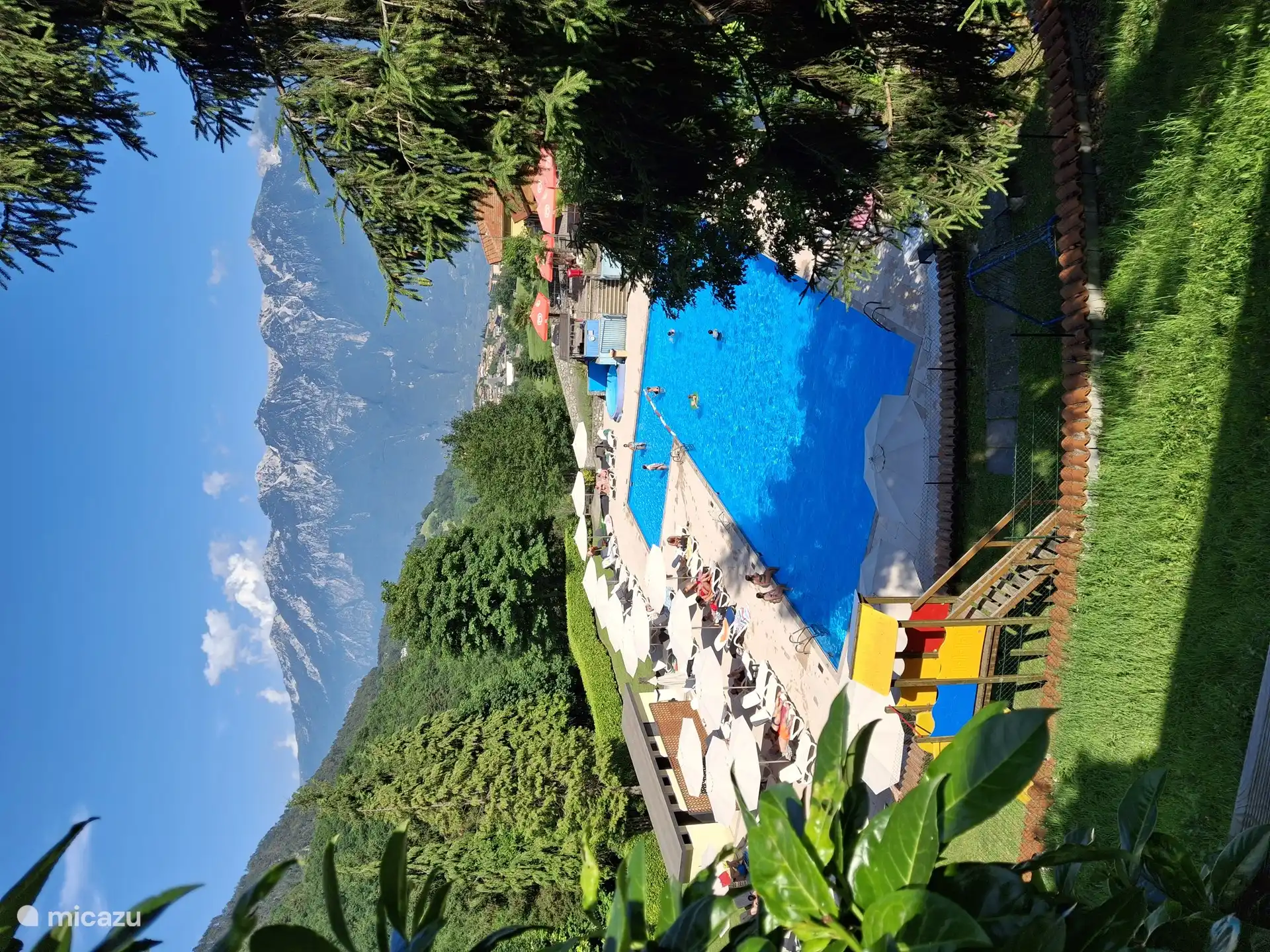 la piscina climatizada está a menos de 5 minutos a pie del bungalow