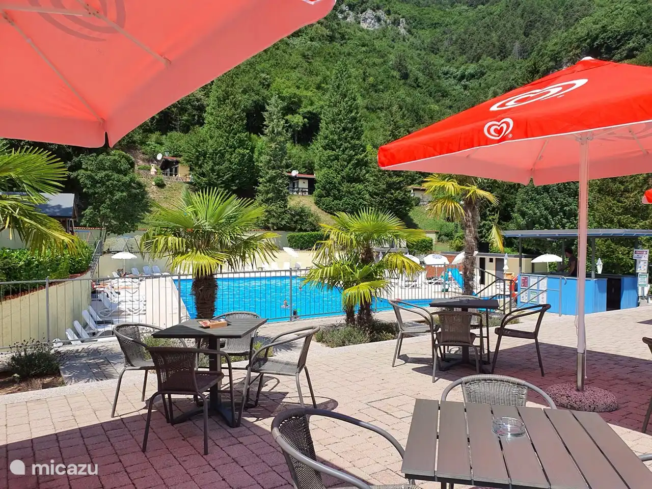 Hay un socorrista en la piscina y hay muchas tumbonas gratuitas. Alrededor de la piscina hay un parque infantil para los niños