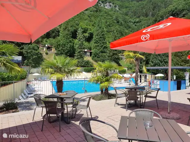 Tignale sunclass bungalow Sole | Italie, Lac de Garde, Tignale - bungalow Il y a un maître-nageur à la piscine et il y a beaucoup de transats gratuits. Autour de la piscine se trouve une aire de jeux pour les enfants