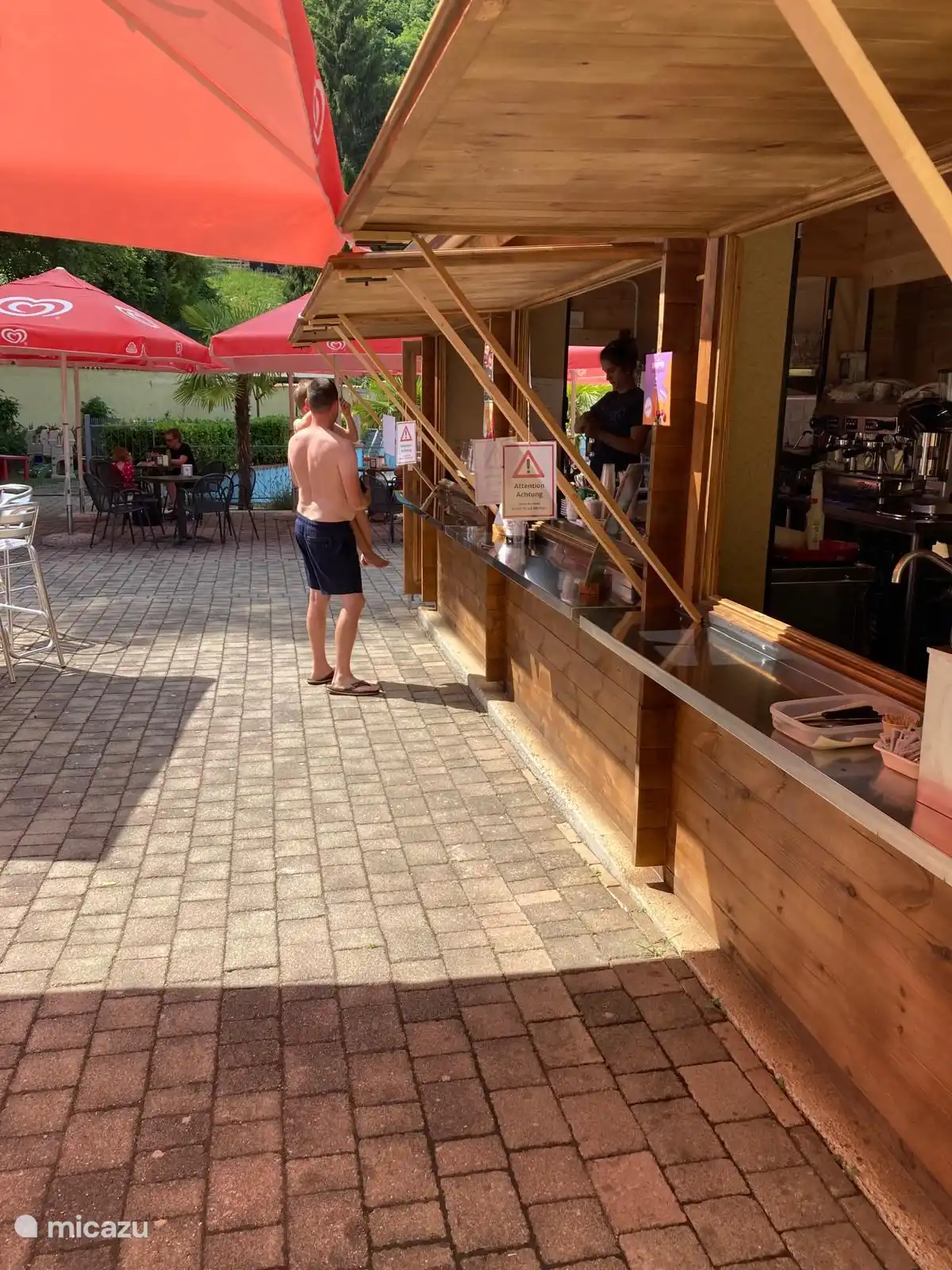 Hay un bar junto a la piscina donde se puede comprar un pequeño aperitivo y algunas bebidas.