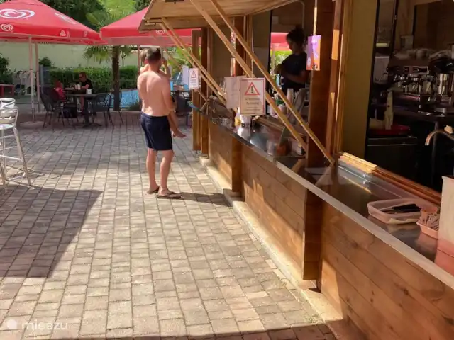 Tignale sunclass bungalow Sole | Italie, Lac de Garde, Tignale - bungalow Il y a un bar au bord de la piscine où vous pouvez acheter une petite collation et quelques boissons.