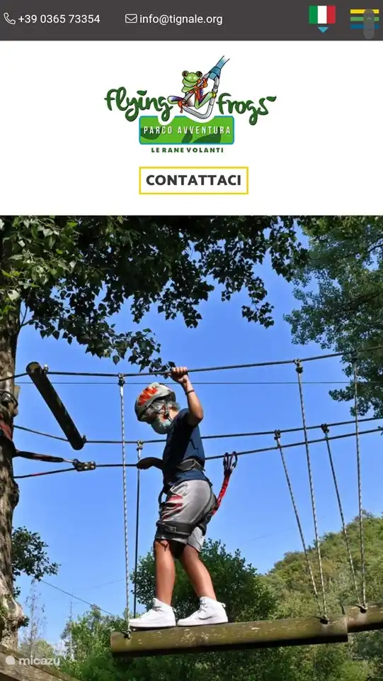 Cerca del parque de vacaciones, el parque de aventuras en las copas de los árboles Flying Frogs