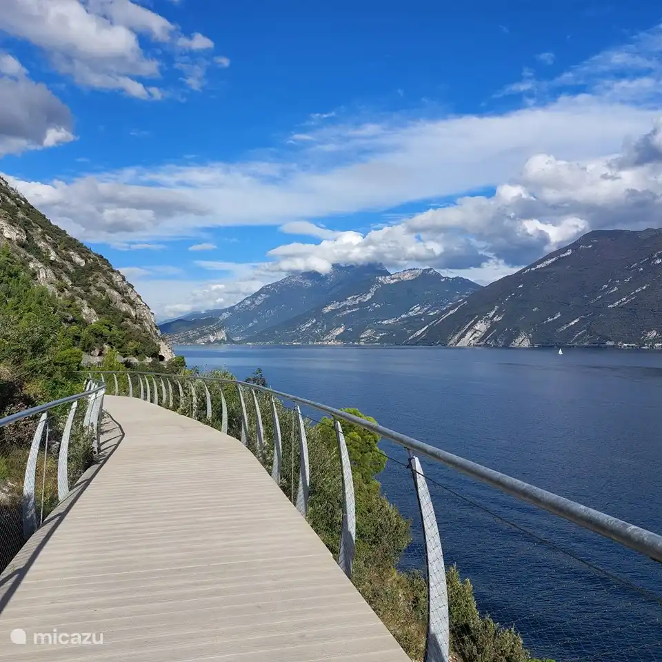 Ruta para caminar/andar en bicicleta en la carretera de circunvalación sobre el lago de Garda
