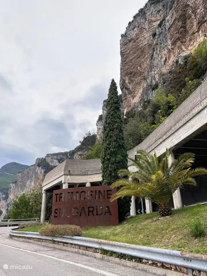 strada della forra es una hermosa carretera desde Tremosine hasta la cima. Impresionantemente hermoso y muchos automovilistas se detendrán regularmente para capturarlo todo con la cámara.