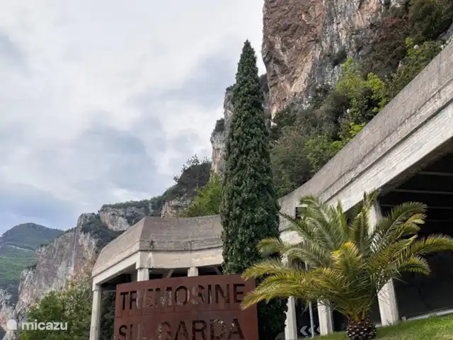 Tignale sunclass bungalow Sole | Italie, Lac de Garde, Tignale - bungalow strada della forra est une belle route de Tremosine au sommet. D’une beauté à couper le souffle et de nombreux automobilistes s’arrêteront régulièrement pour tout capturer devant la caméra.