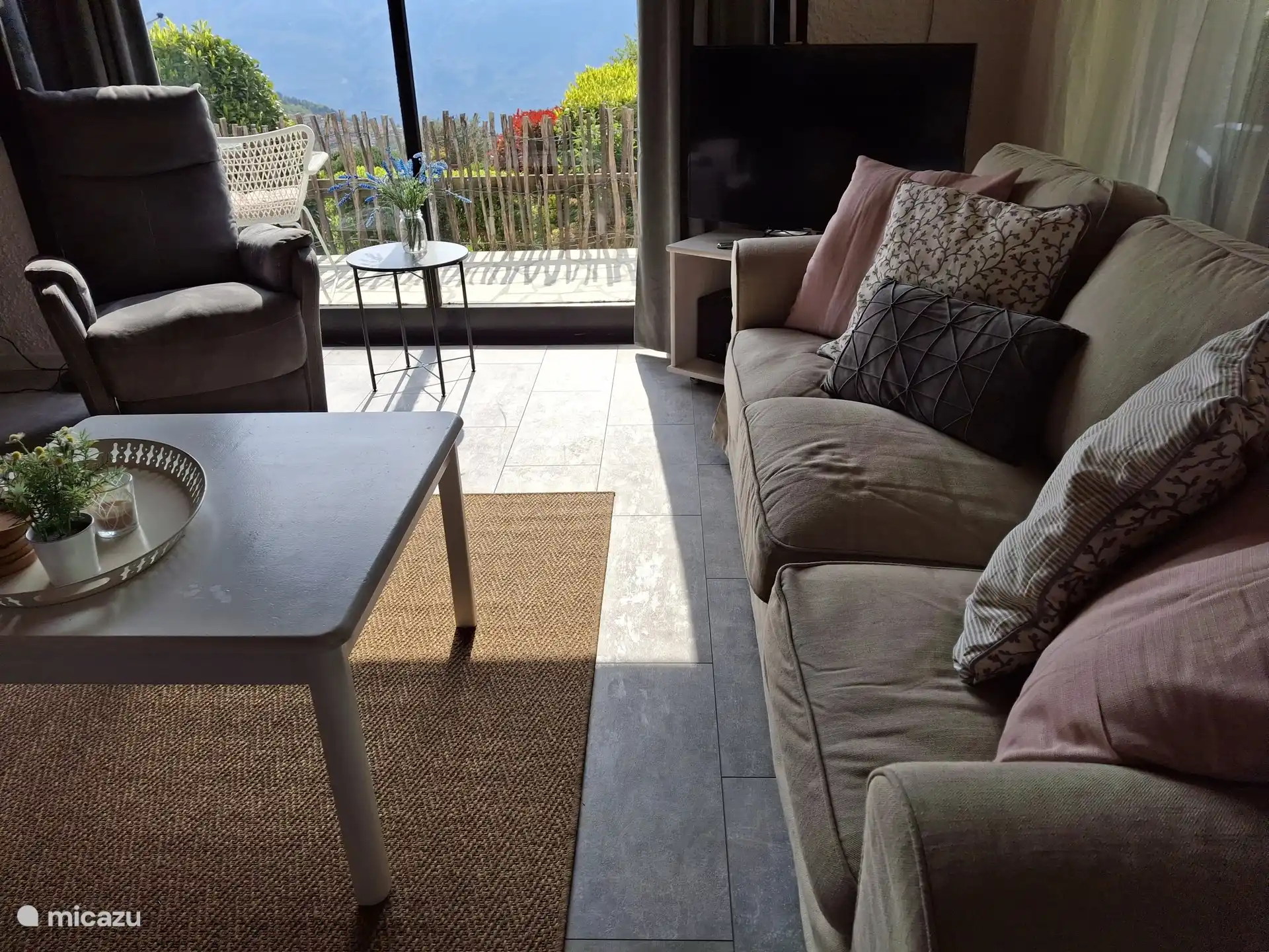 El salón tiene suficiente espacio para sentarse para 6 personas. El televisor se puede controlar con el móvil mediante Chrome cast