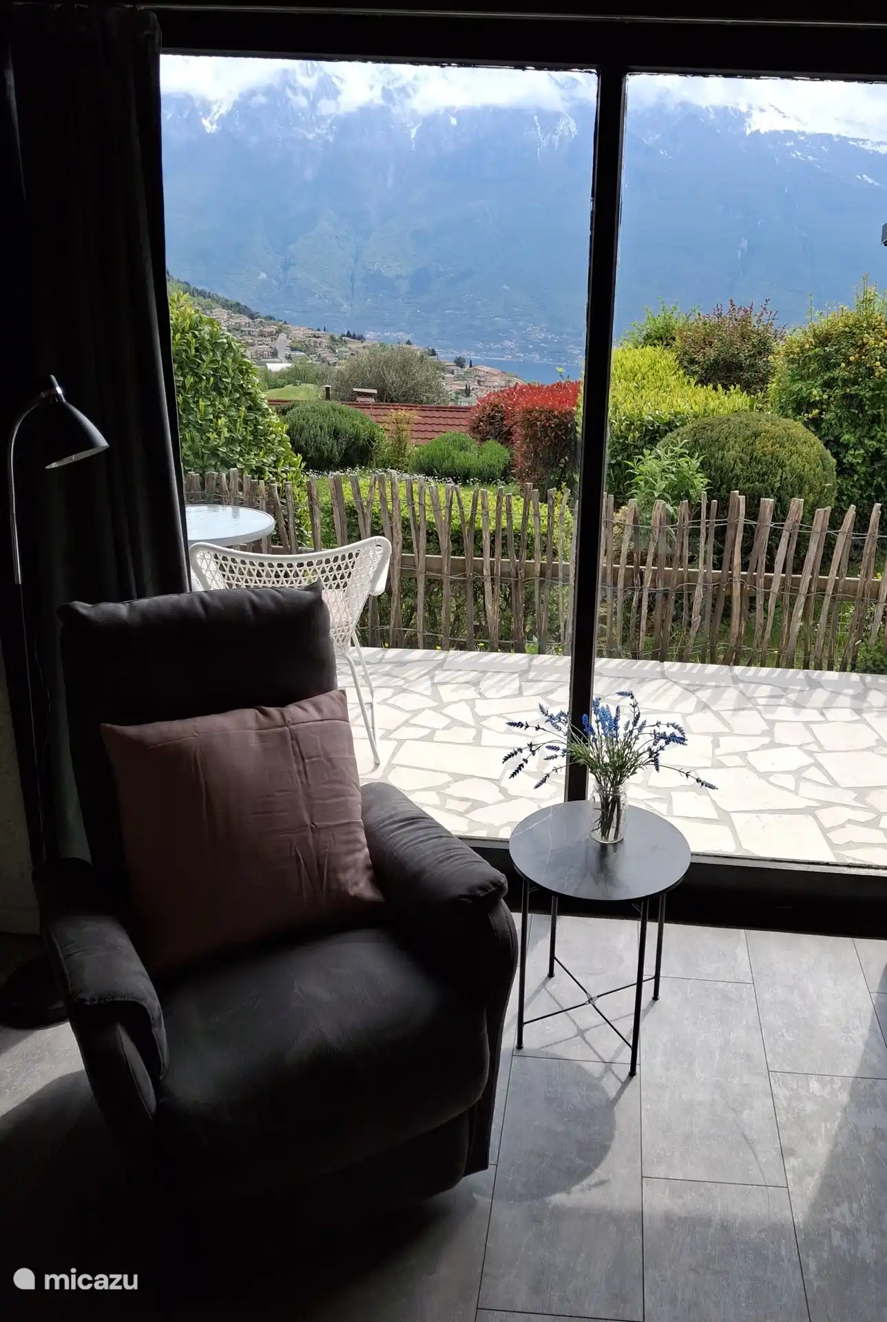 Desde el sillón relax se tiene una hermosa vista del Monte Baldo y el lago de Garda.