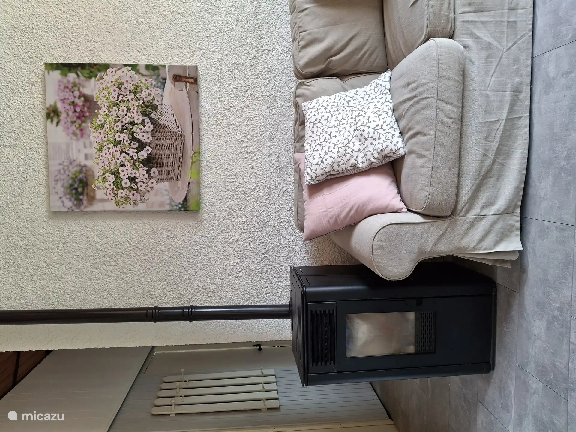 Acogedor salón comedor con estufa de pellets 