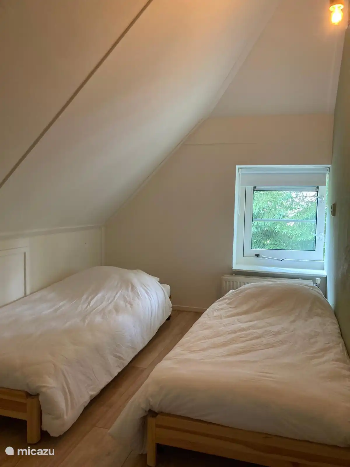 Slaapkamer met twee lage 1-pers. bedden. 