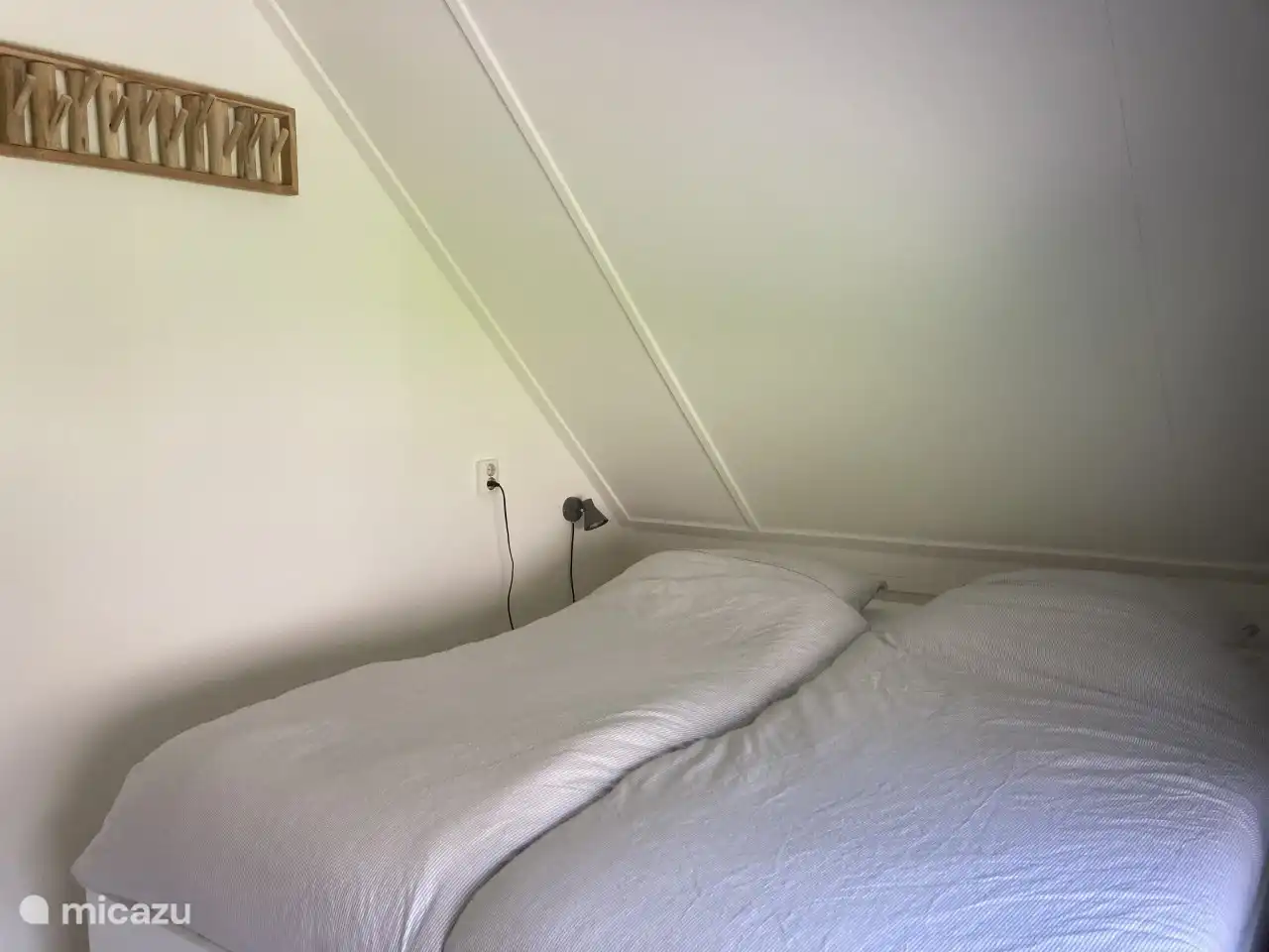 Slaapkamer met 2-pers. bed. 
Matrassen en dekbedden 1 persoons.