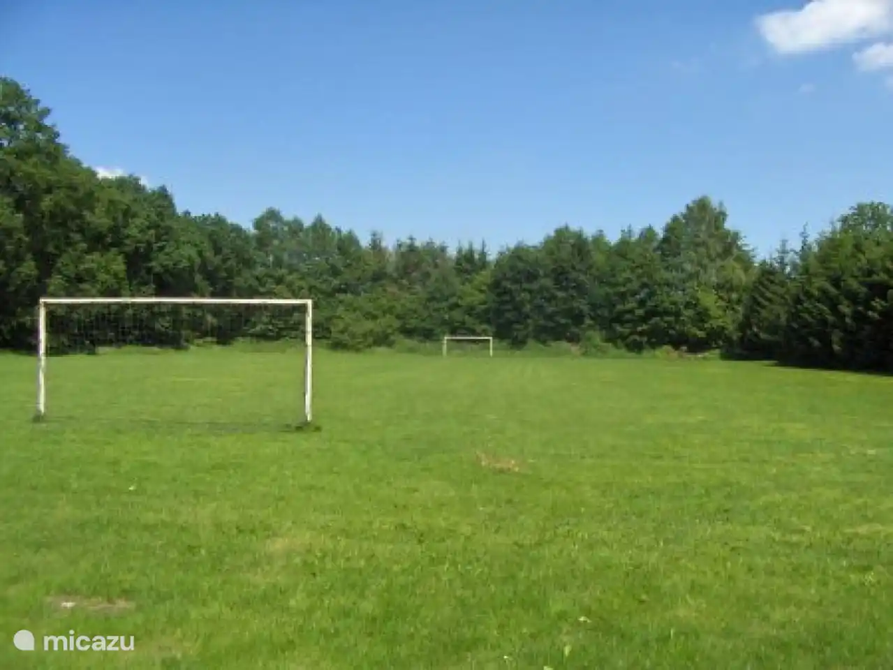 Er is een groot voetbalveld!