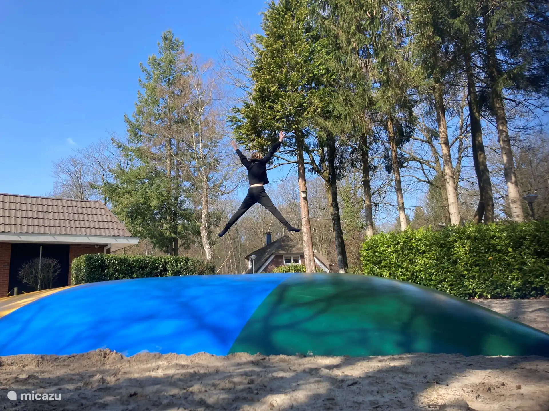 Airtrampoline. Op het park, vlakbij de boerderij!
