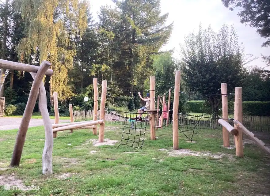 Speeltuintje op het park, vlakbij de boerderij!