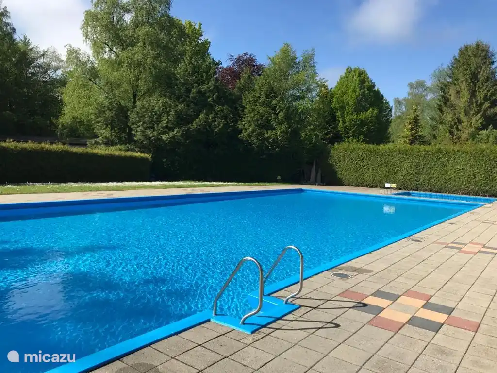 Het zwembad is geopend van eind mei tot begin september. 