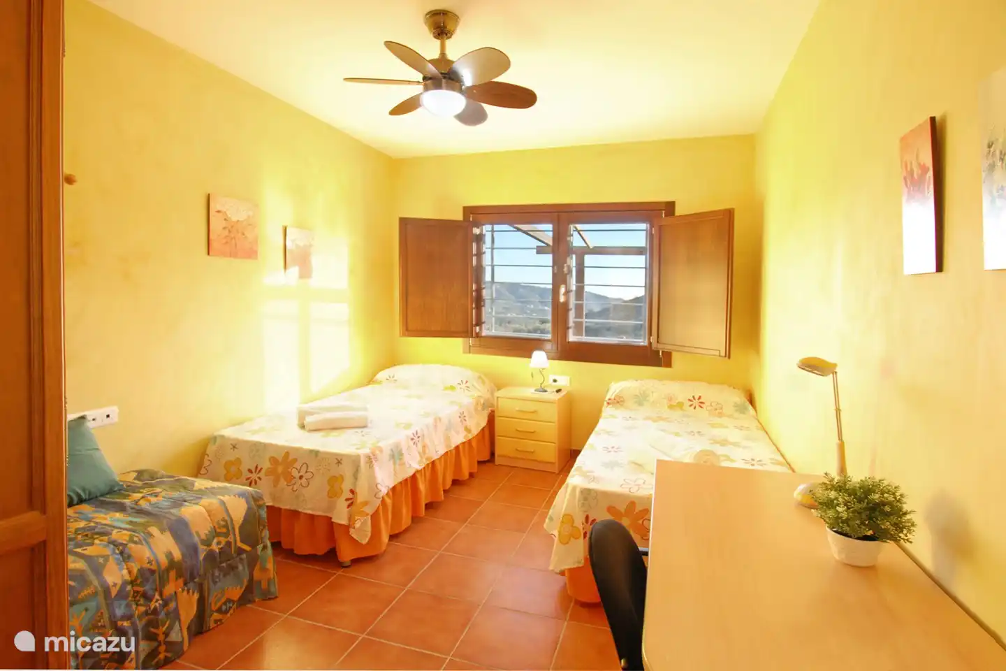 The second bedroom has 2 single beds and a folding bed that can also be placed in another bedroom. There is also a desk with an office chair in case you need to work from your holiday address. (which we obviously do not wish you)