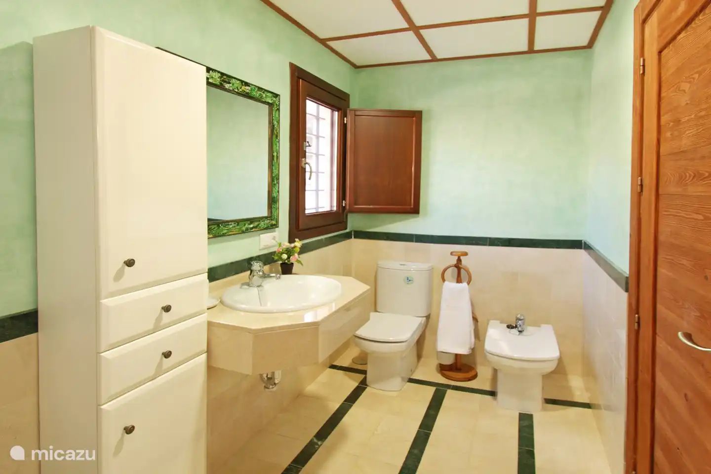 As in all other rooms, the windows in the bathrooms have interior shutters and fly screens.