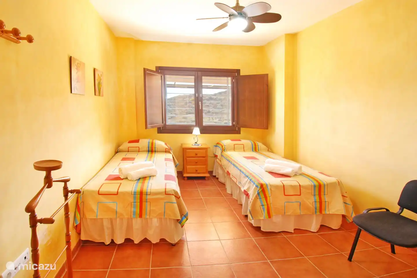 And this is the third bedroom with 2 single beds and, as in all bedrooms, a ceiling fan.