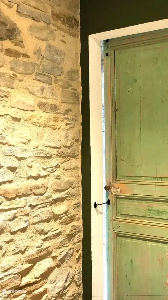 Alte Wand und wiederverwendete, renovierte Tür im Badezimmer.