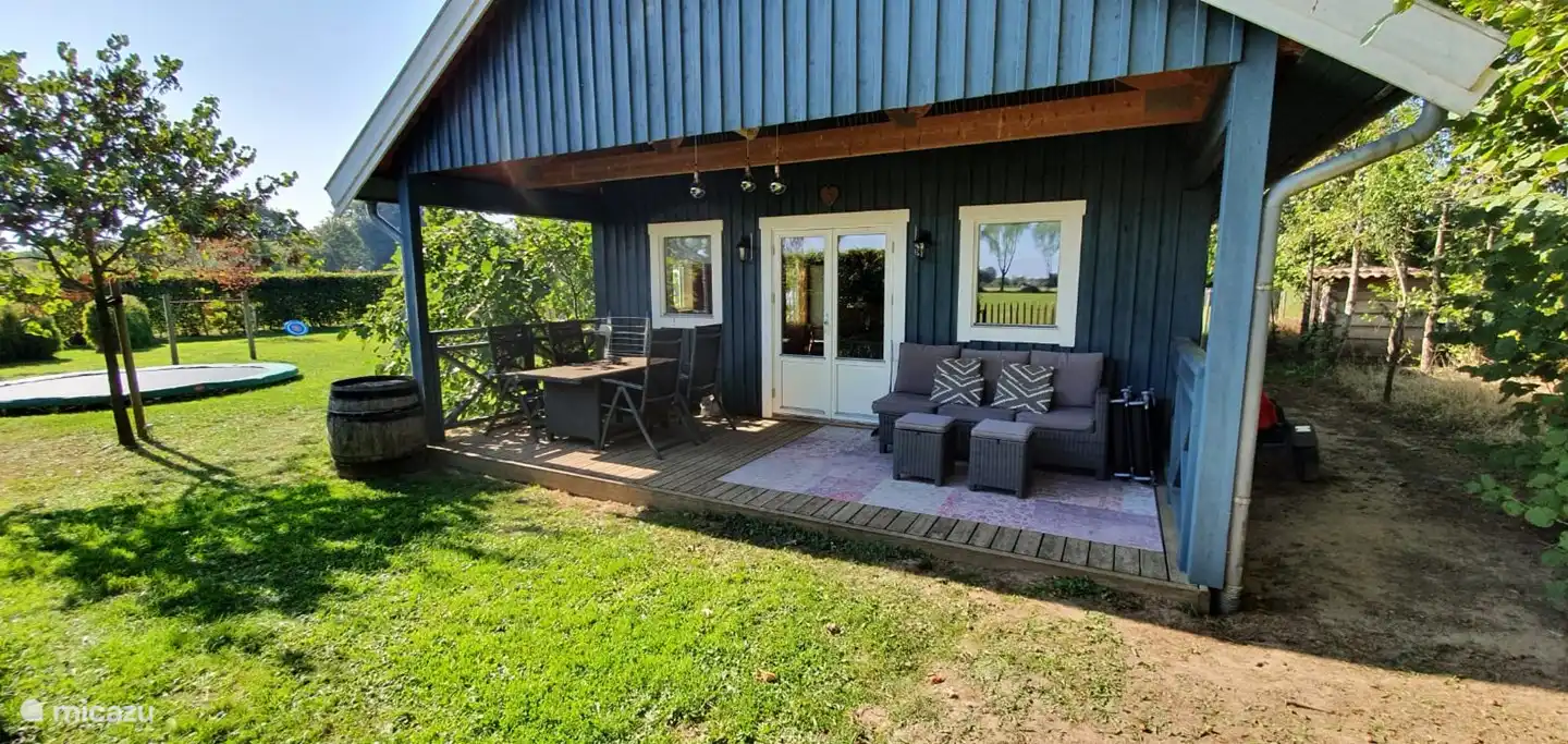 Die Veranda auf der Rückseite bietet viel Privatsphäre und einen schönen Blick auf die Hasen, die Sie jeden Morgen sehen können.